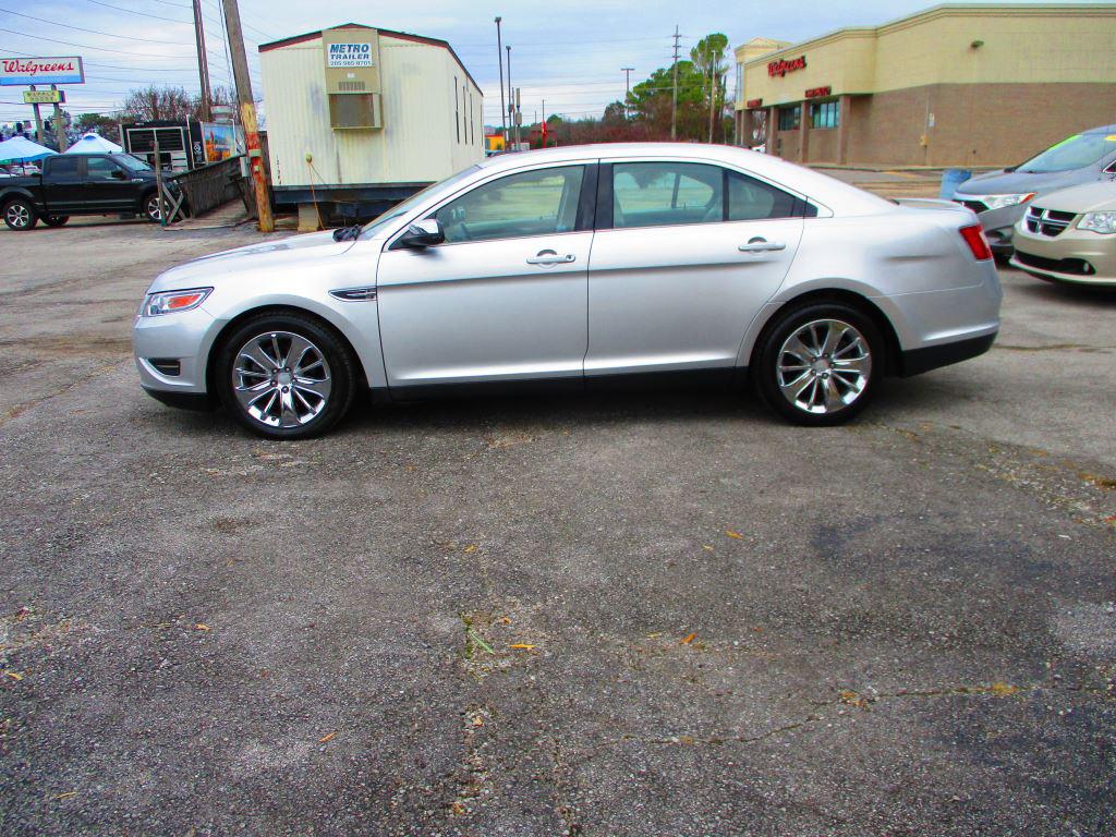2010 Ford Taurus Limited's photo